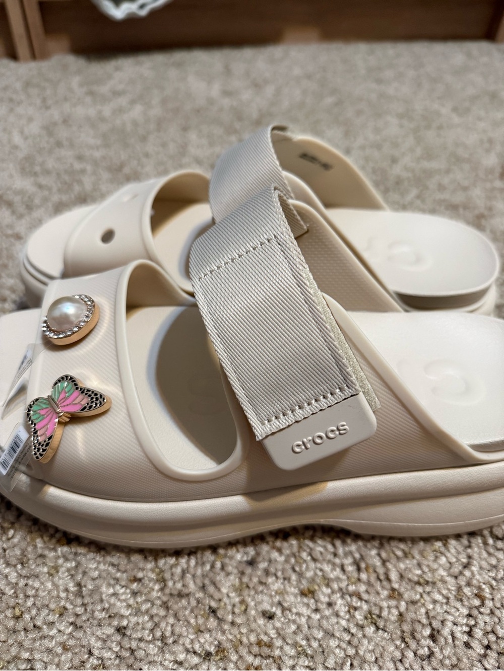 NWOT Crocs Soho Two Strap Sandal Dulce Women's 8 with two FREE JIBBITZ - Picture 4 of 5